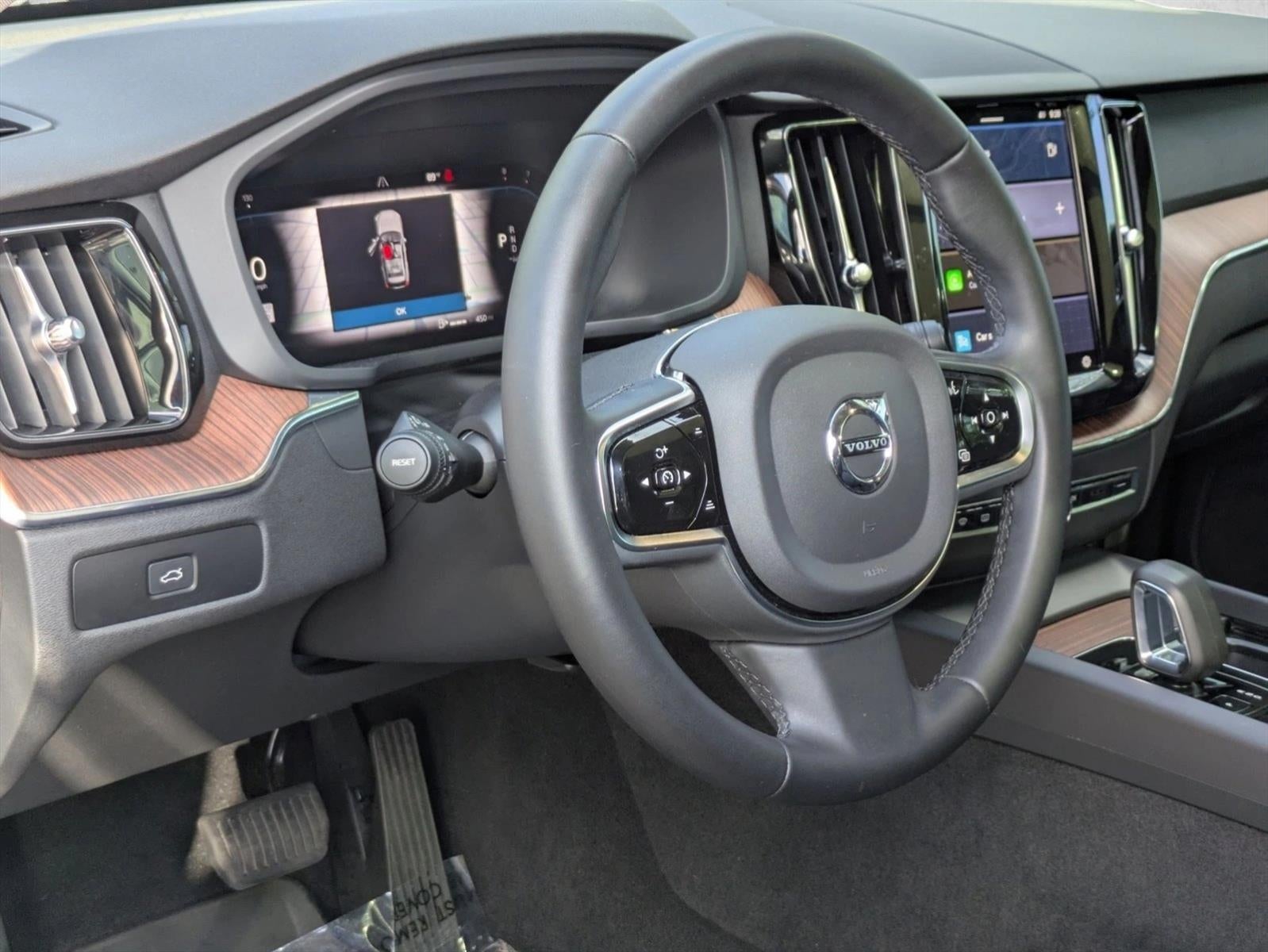 2024 Volvo XC60 B5 AWD Plus Dark Theme