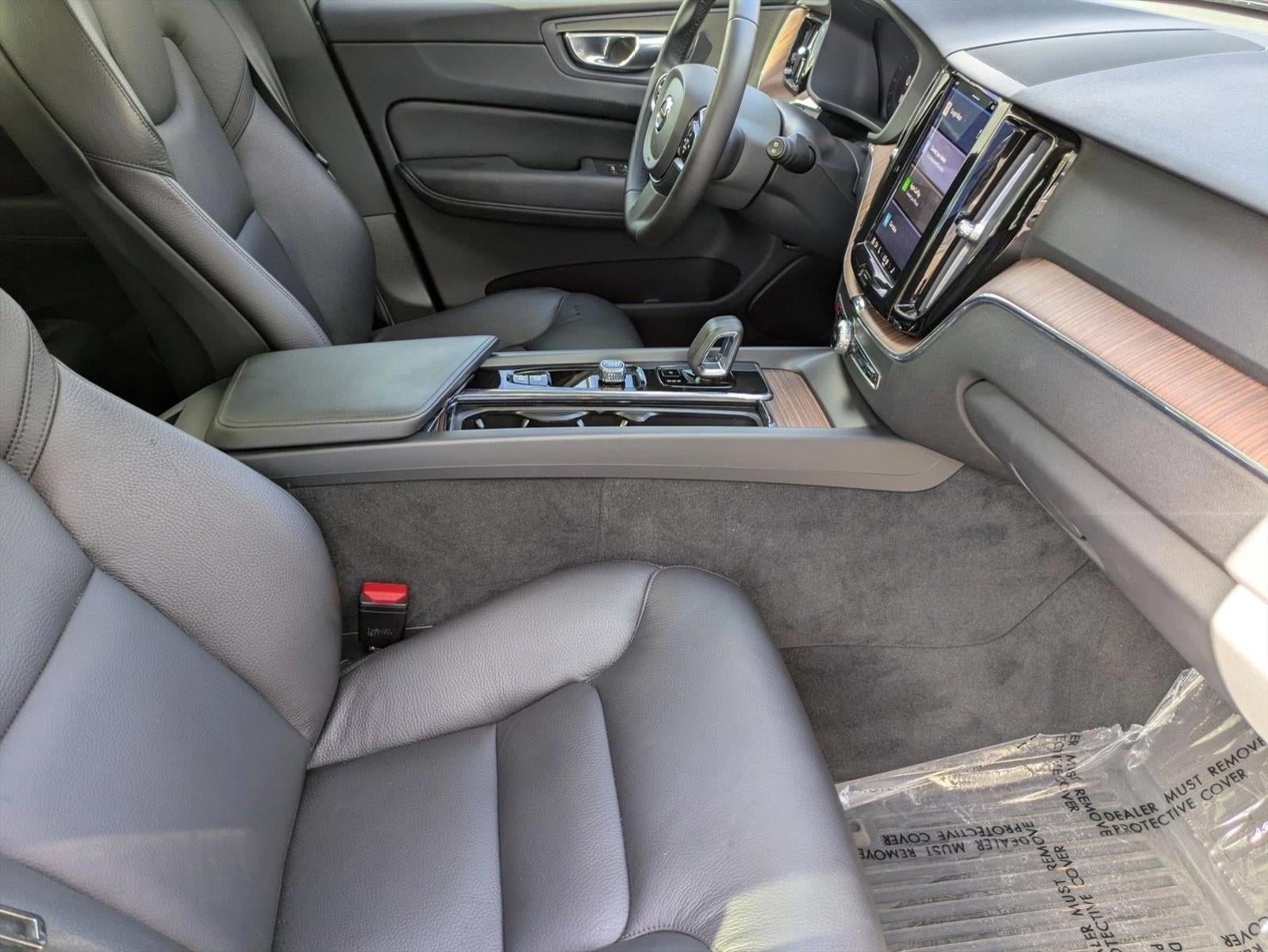 2024 Volvo XC60 B5 AWD Plus Dark Theme