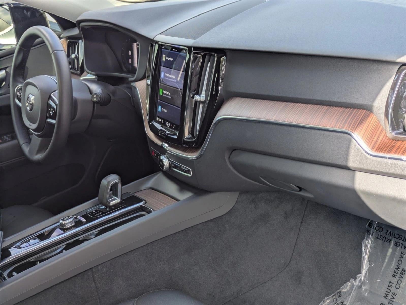 2024 Volvo XC60 B5 AWD Plus Dark Theme