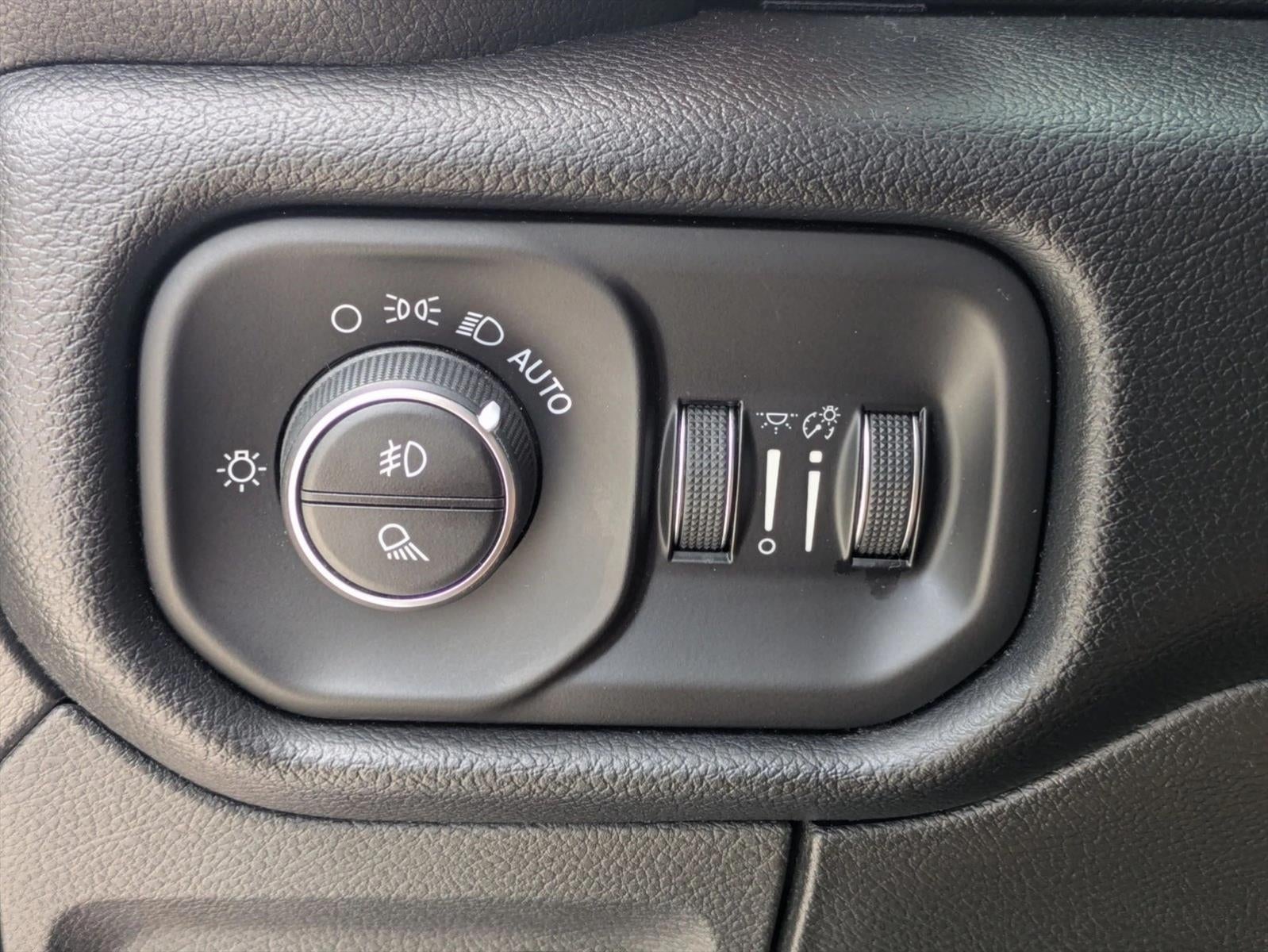 2019 RAM 1500 Laramie 4x2 Crew Cab 5'7" Box