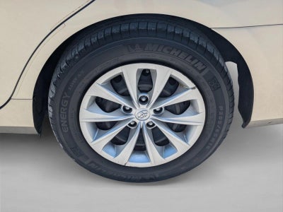2017 Toyota Camry LE Auto (SE)