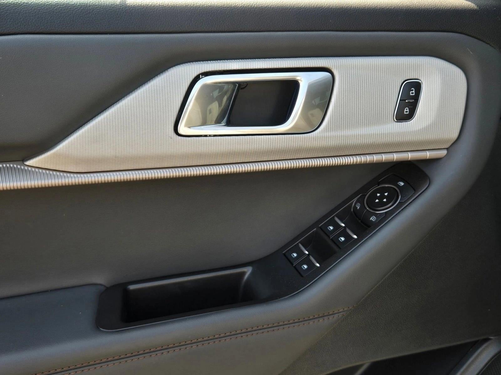 2025 Ford Explorer Active RWD