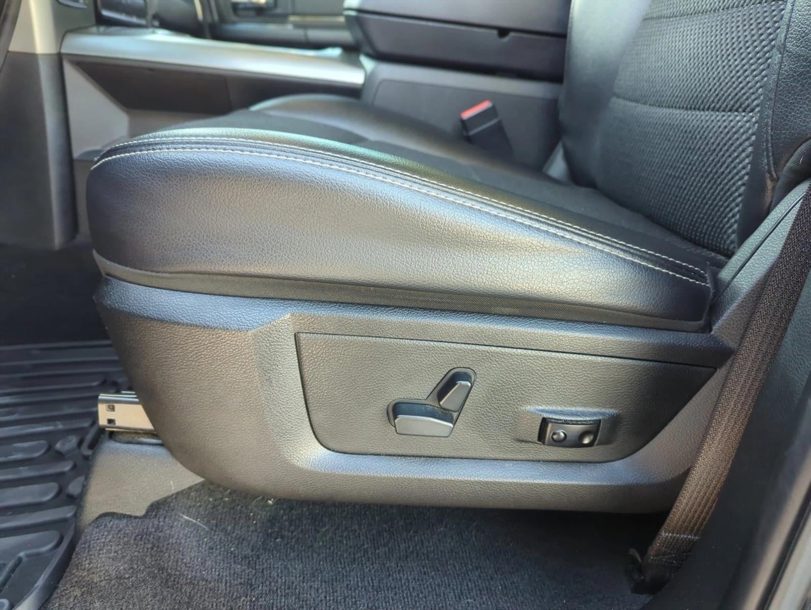 2017 RAM 1500 Night 4x4 Crew Cab 5'7" Box