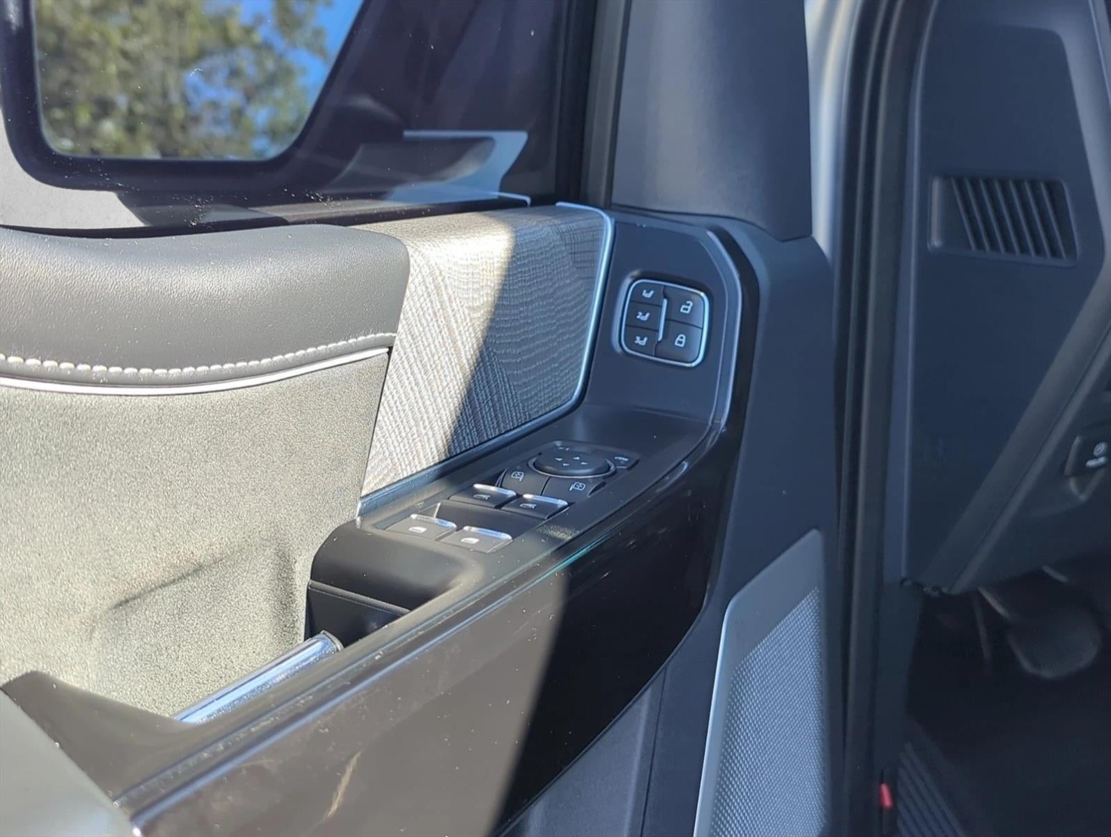 2022 Ford F-150 Lightning Platinum 4WD SuperCrew 5.5' Box