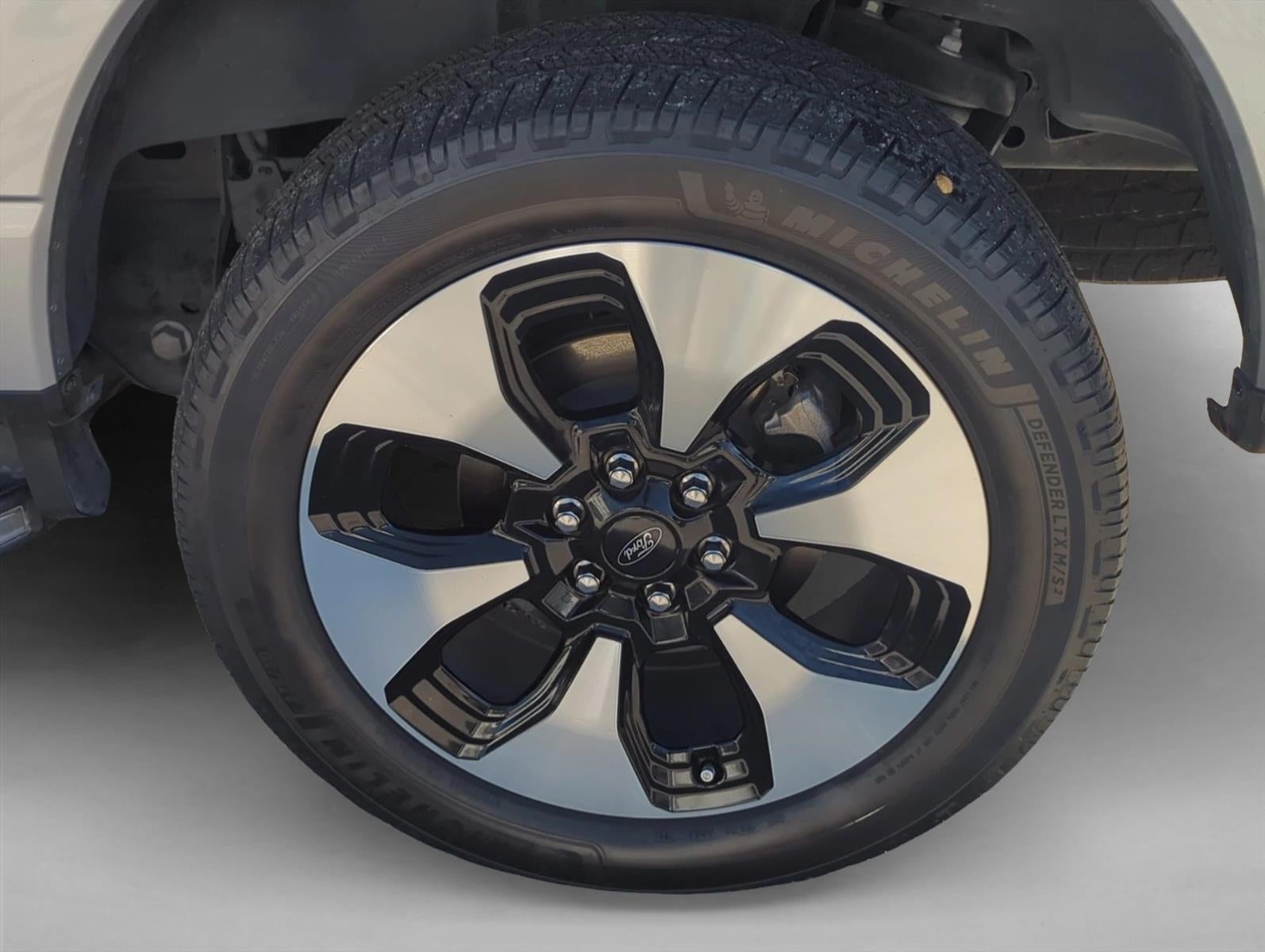 2022 Ford F-150 Lightning Platinum 4WD SuperCrew 5.5' Box