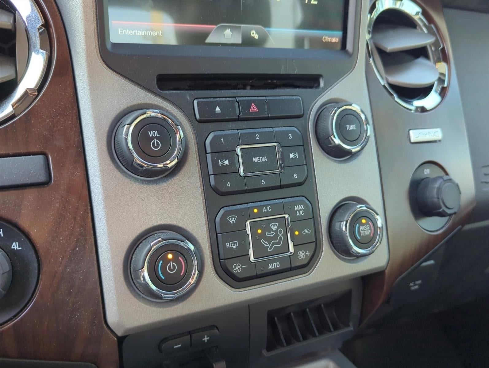 2015 Ford Super Duty F-250 SRW 4WD Crew Cab 6-3/4 Ft Box Lariat