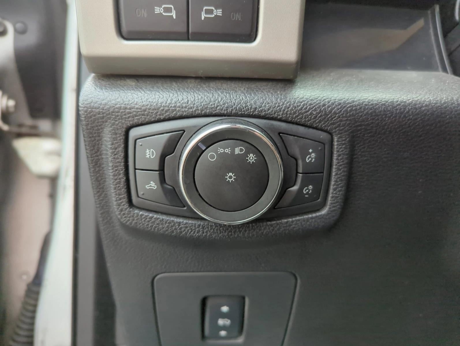 2015 Ford F-150 4WD SuperCrew 5-1/2 Ft Box XLT