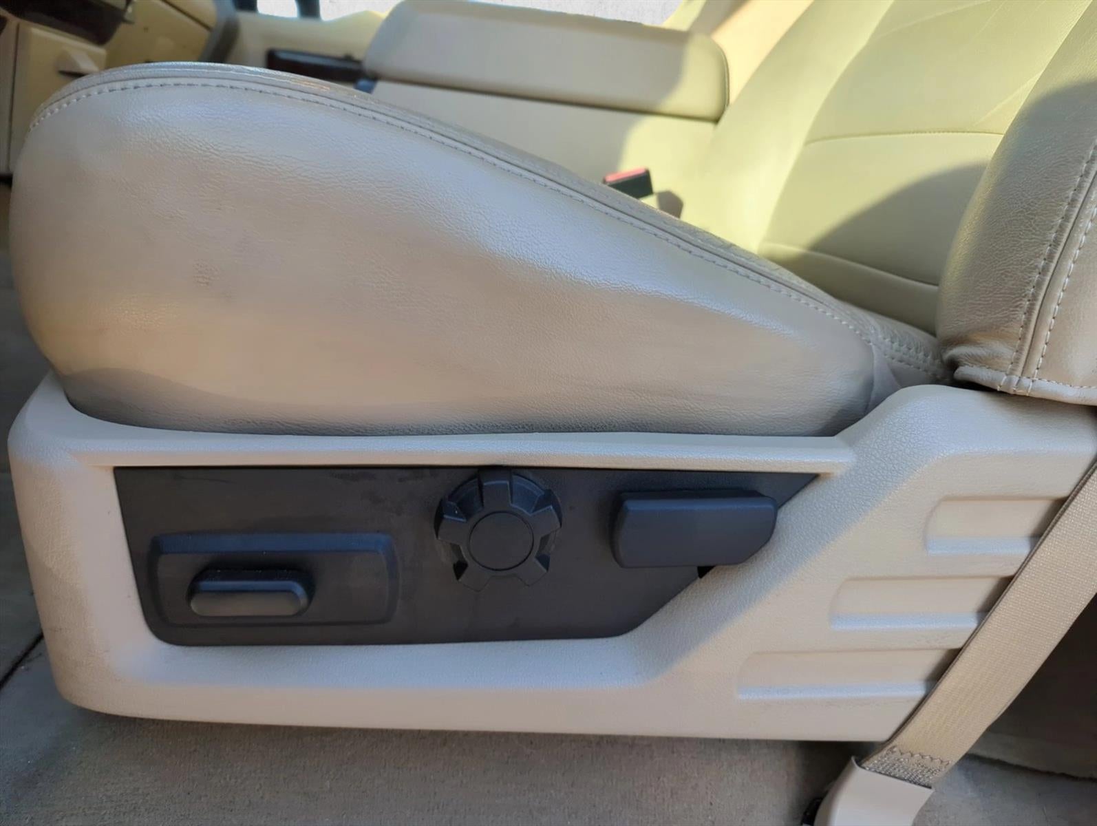 2010 Ford Super Duty F-350 DRW 4WD Crew Cab 8 Ft Box Lariat