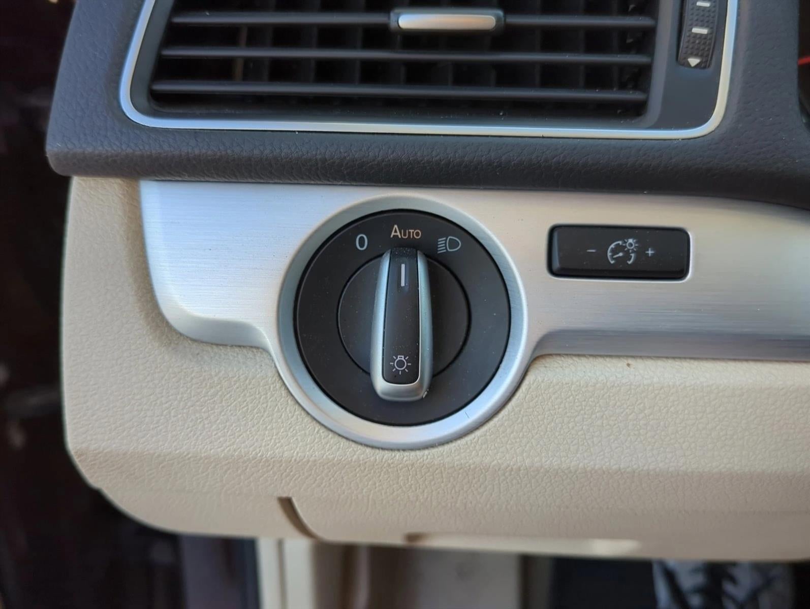 2012 Volkswagen Passat 4dr Sdn 2.5L Manual SE PZEV