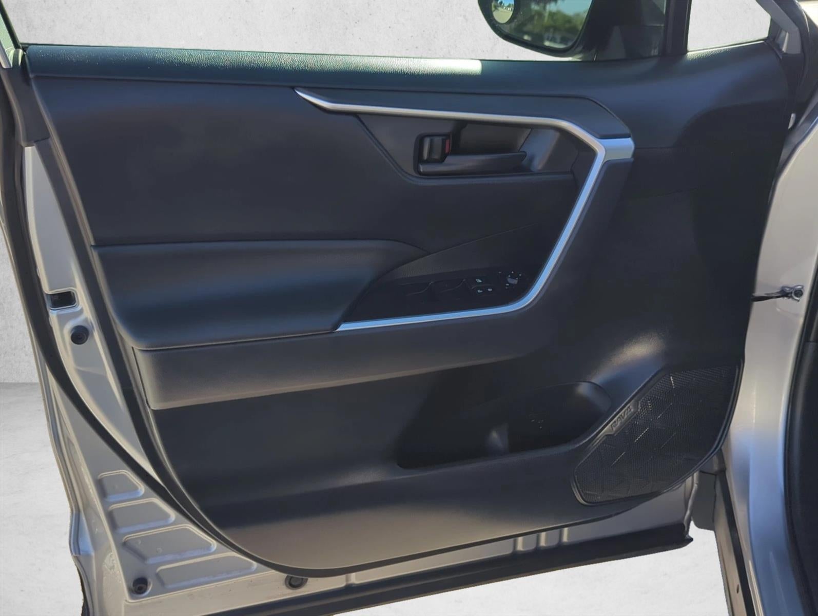 2019 Toyota RAV4 LE FWD (GS)