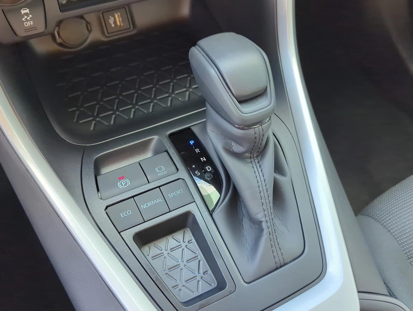2025 Toyota RAV4 LE FWD (GS)