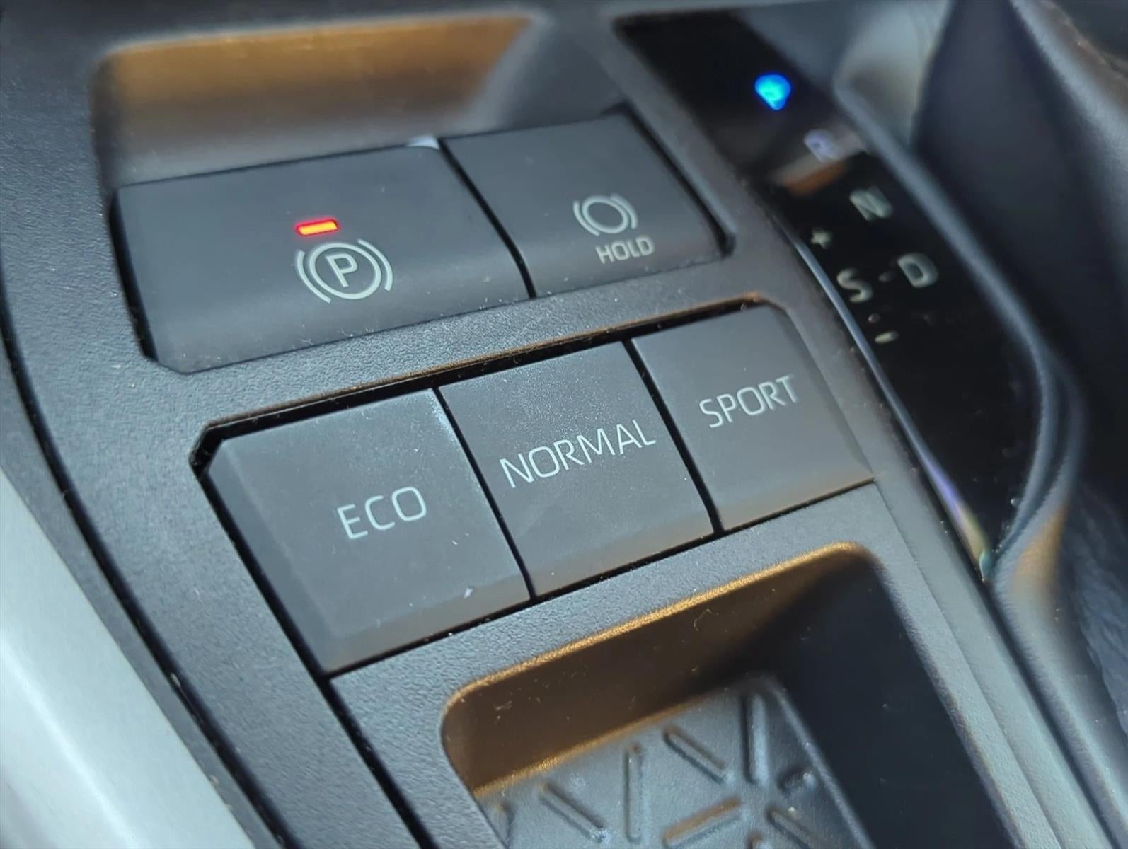 2022 Toyota RAV4 LE FWD (GS)