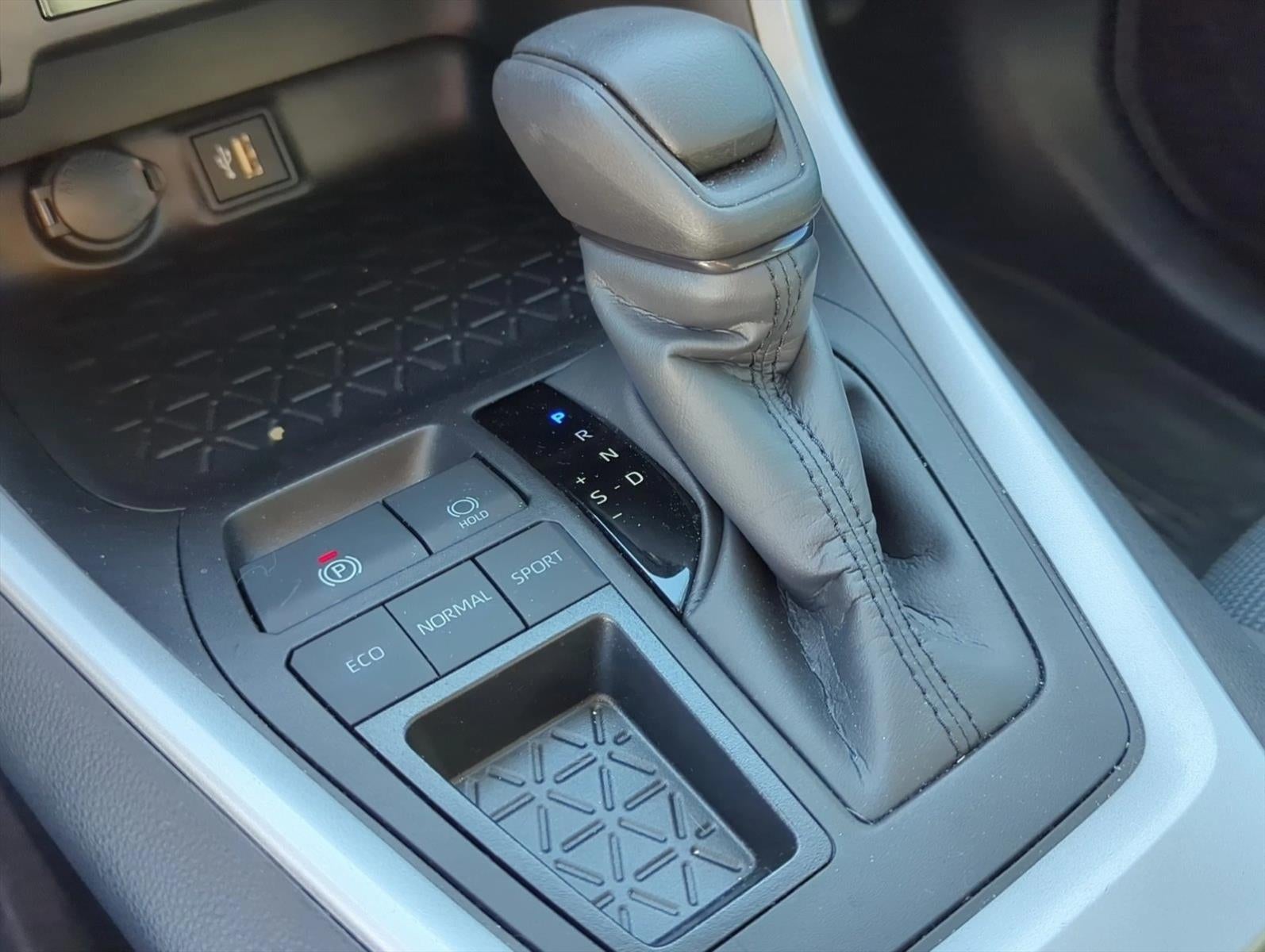 2024 Toyota RAV4 LE FWD (GS)