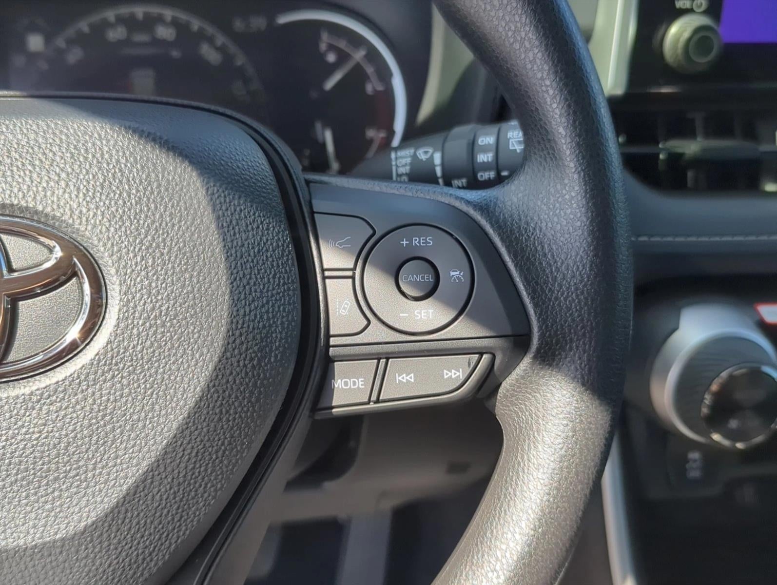 2025 Toyota RAV4 XLE FWD (GS)