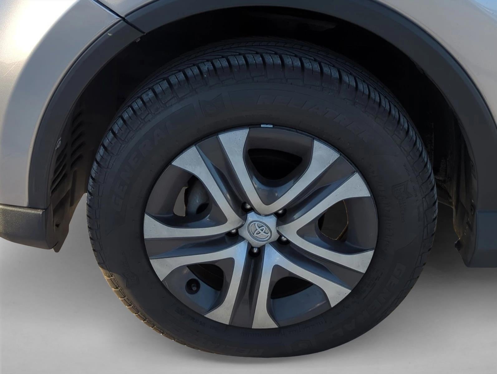 2017 Toyota RAV4 LE FWD (GS)