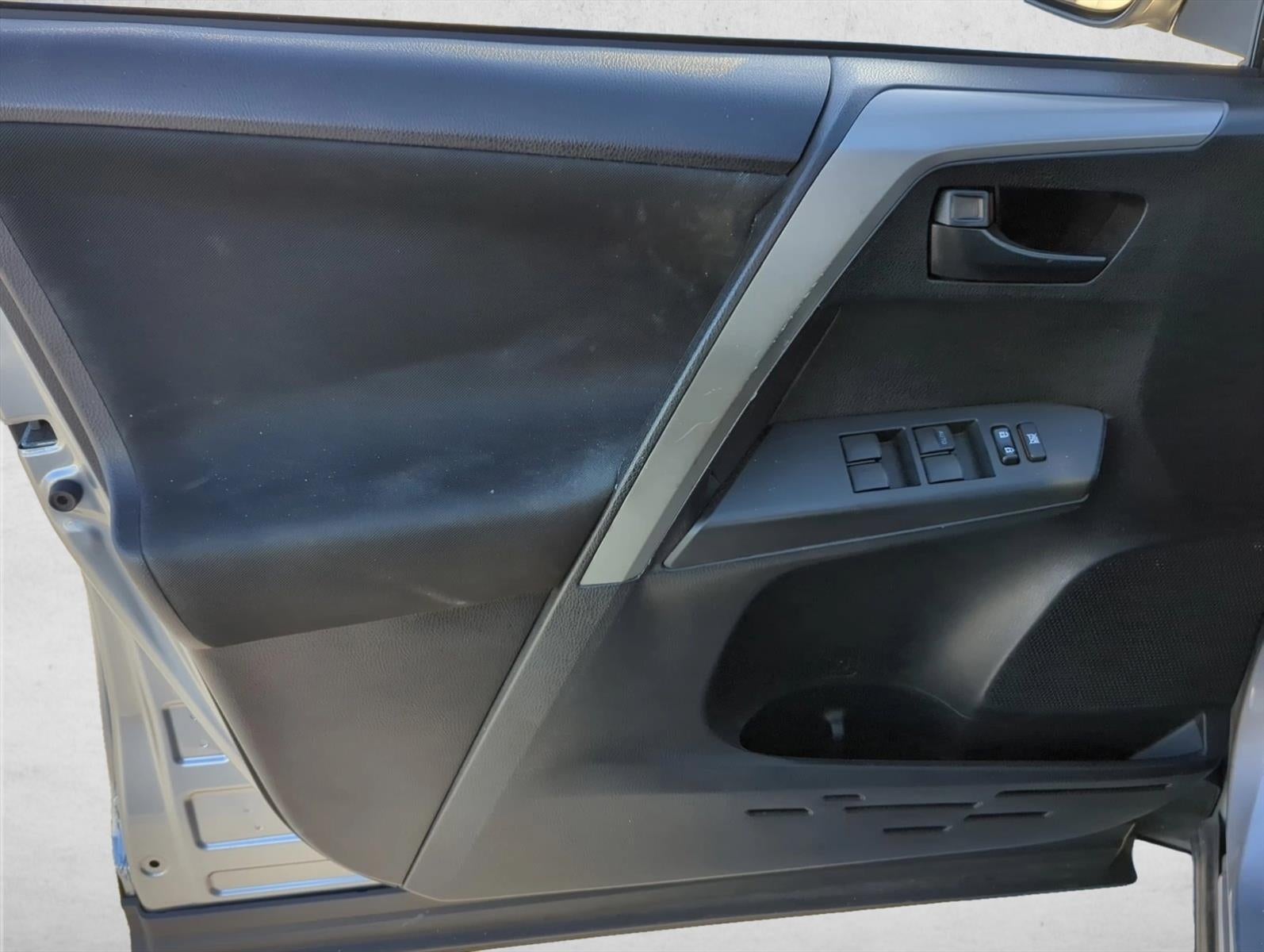 2017 Toyota RAV4 LE FWD (GS)