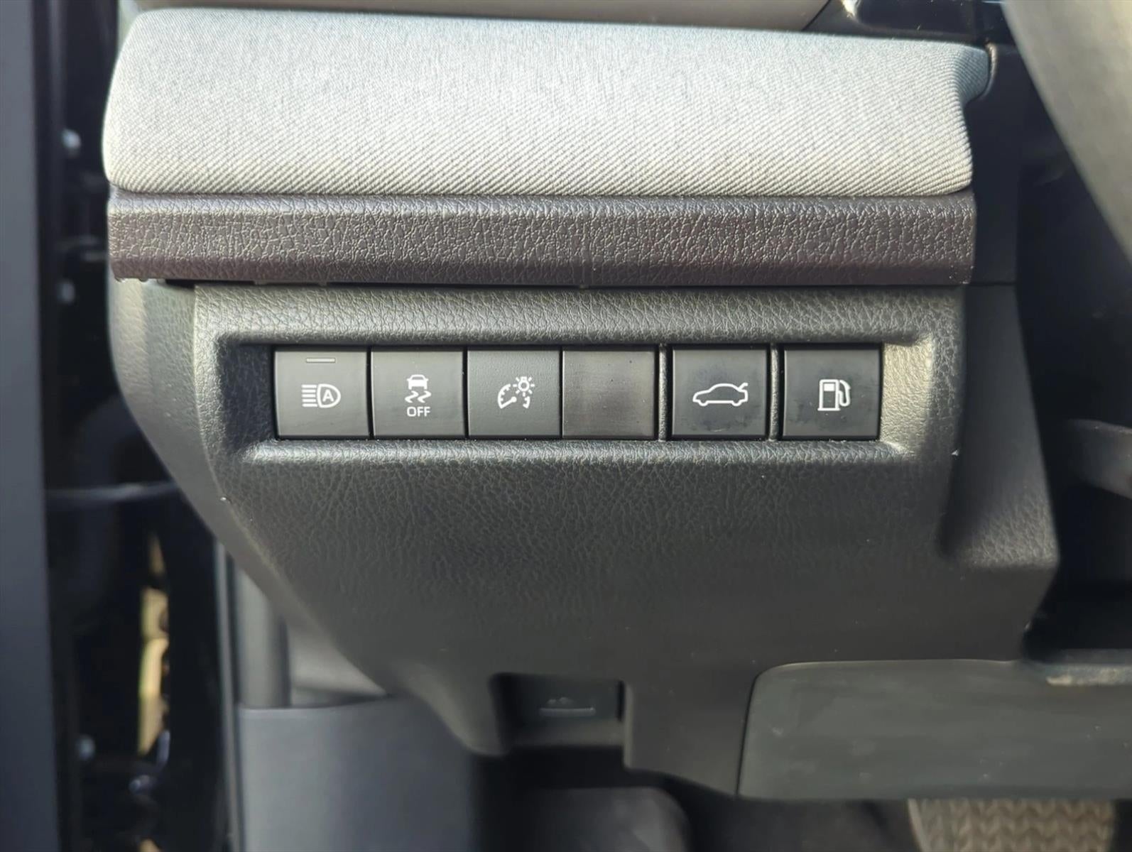 2025 Toyota Camry LE (SE)
