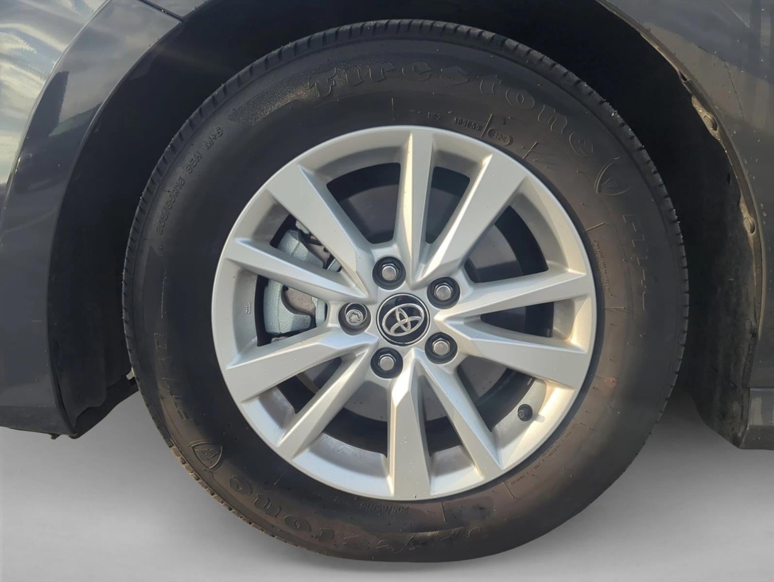 2025 Toyota Camry LE (SE)