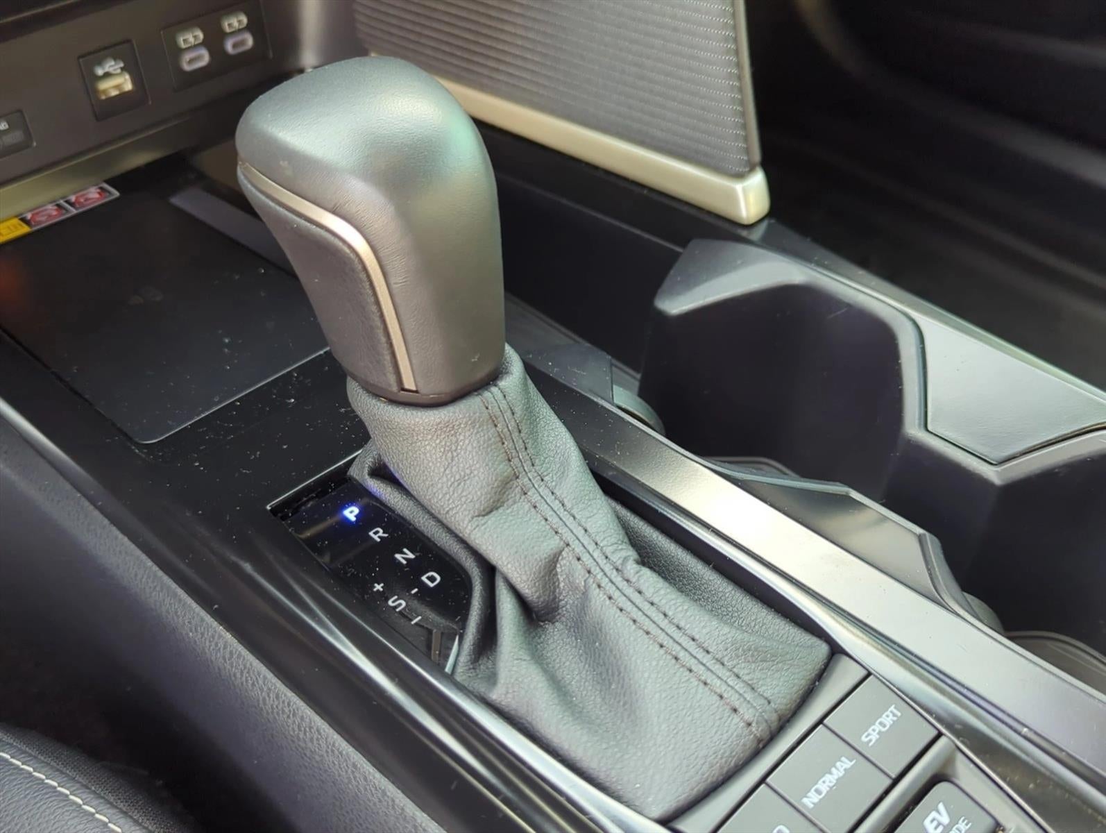 2025 Toyota Camry SE (Natl)