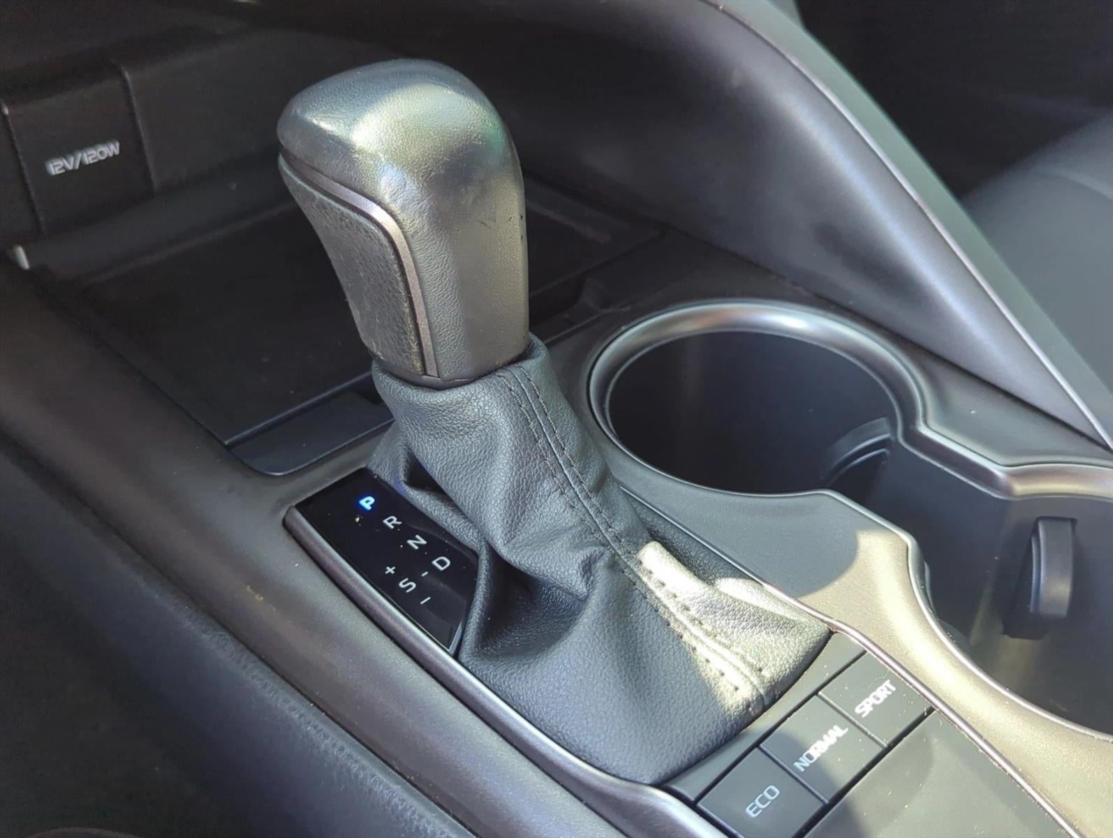 2022 Toyota Camry SE Auto (SE)