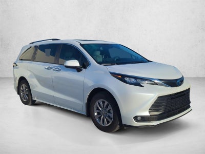 2025 Toyota Sienna XLE FWD 7-Passenger (Natl)