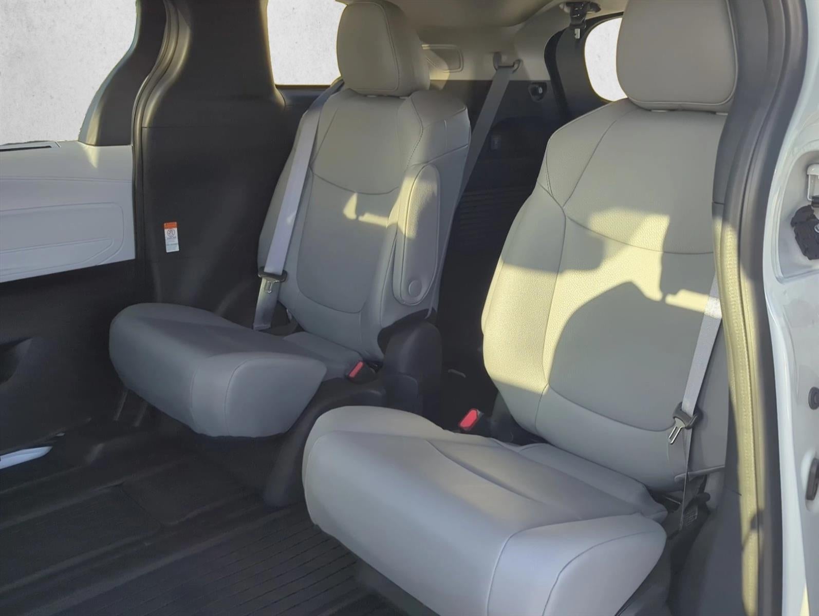 2025 Toyota Sienna XLE FWD 7-Passenger (Natl)