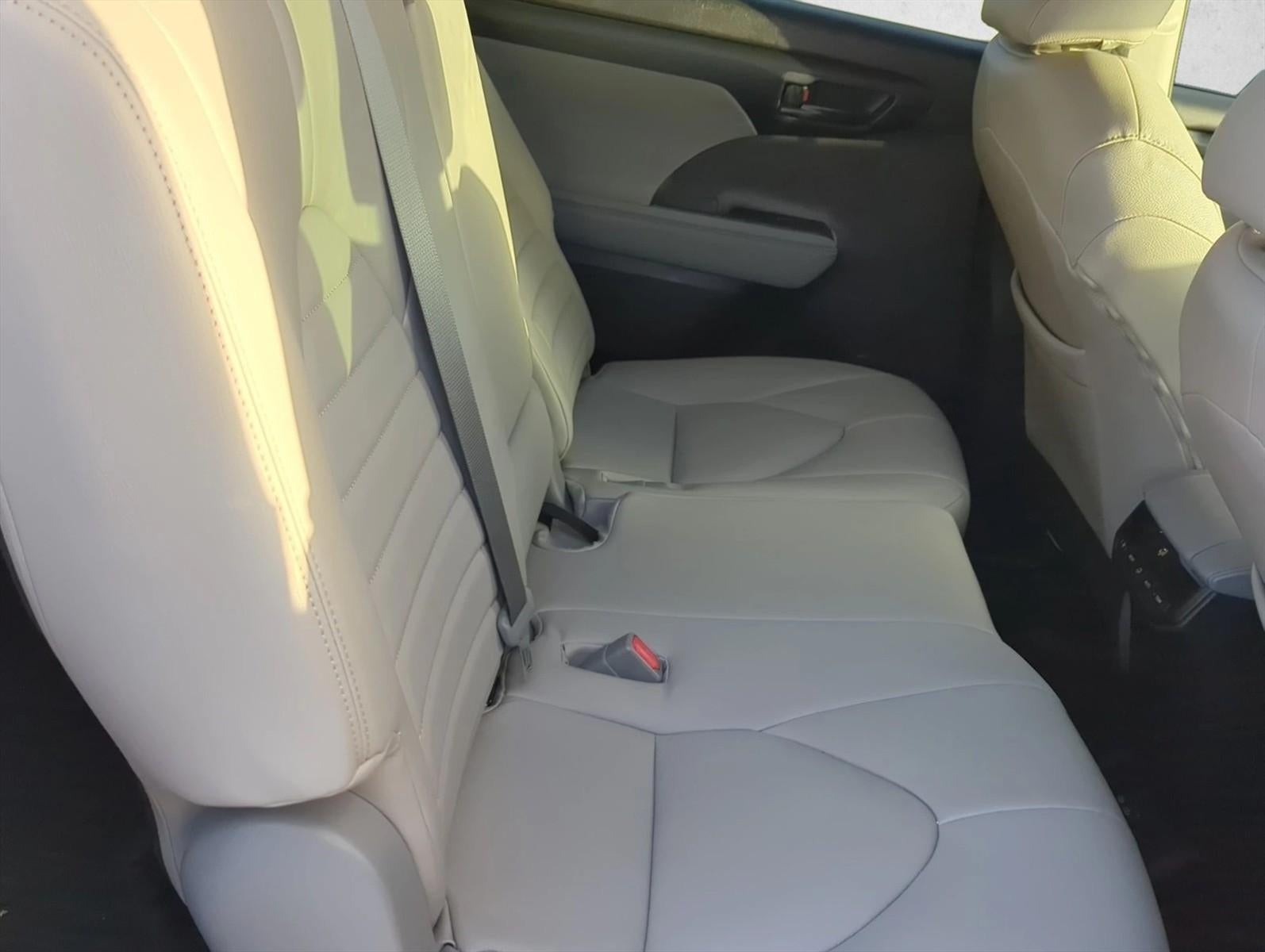 2025 Toyota Highlander LE FWD (GS)