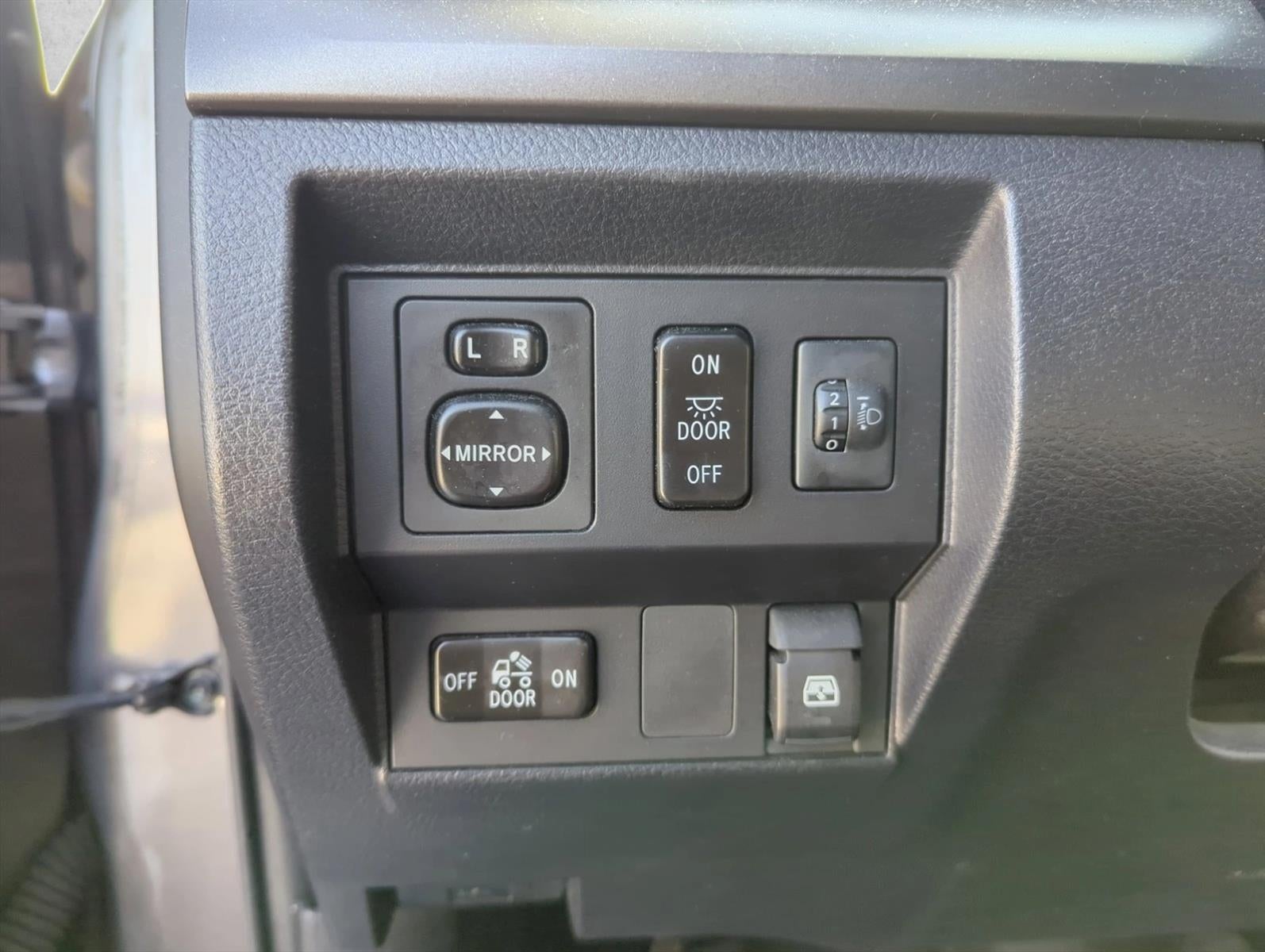 2017 Toyota Tundra 4WD 4WD SR5 CrewMax 5.5' Bed 5.7L FFV (SE)