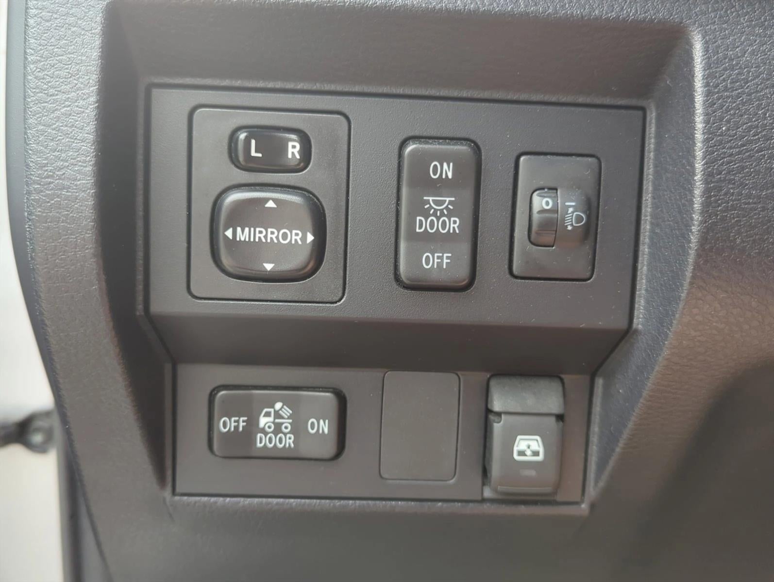 2017 Toyota Tundra 2WD 2WD SR5 CrewMax 5.5' Bed 5.7L FFV (SE)