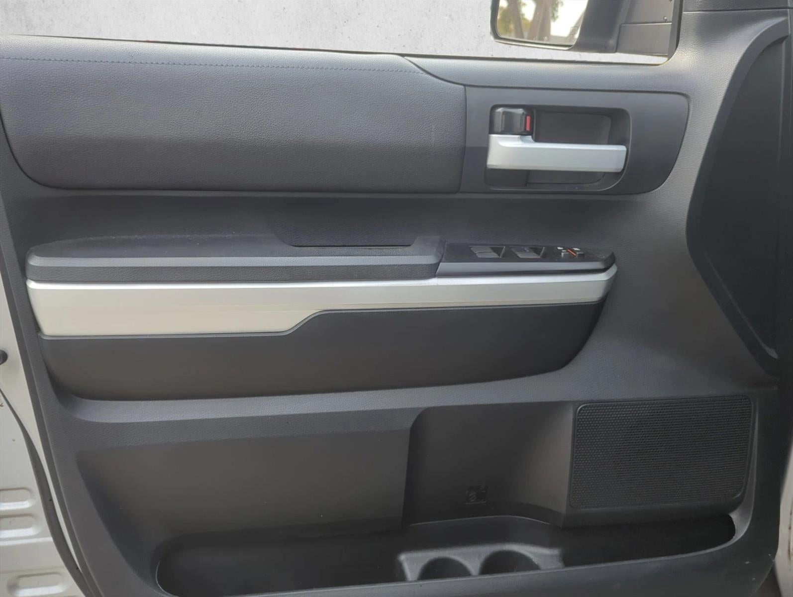 2017 Toyota Tundra 2WD 2WD SR5 CrewMax 5.5' Bed 5.7L FFV (SE)