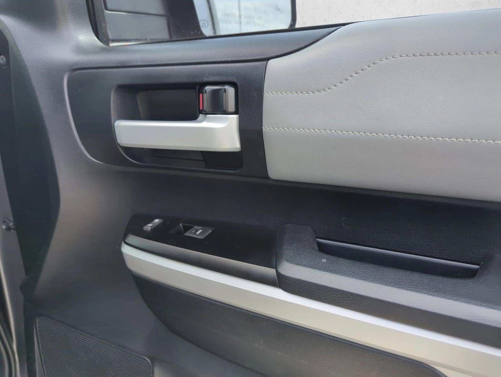 2017 Toyota Tundra 4WD 4WD Limited CrewMax 5.5' Bed 5.7L FFV (Natl)