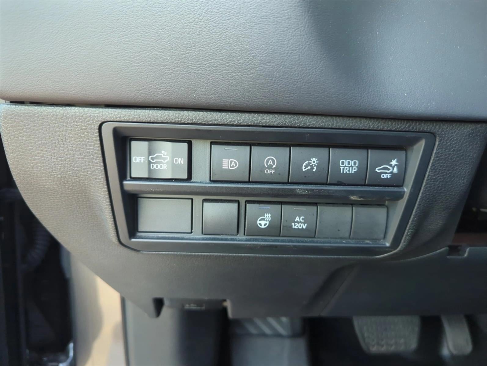 2022 Toyota Tundra 2WD 2WD Platinum CrewMax 5.5' Bed (SE)