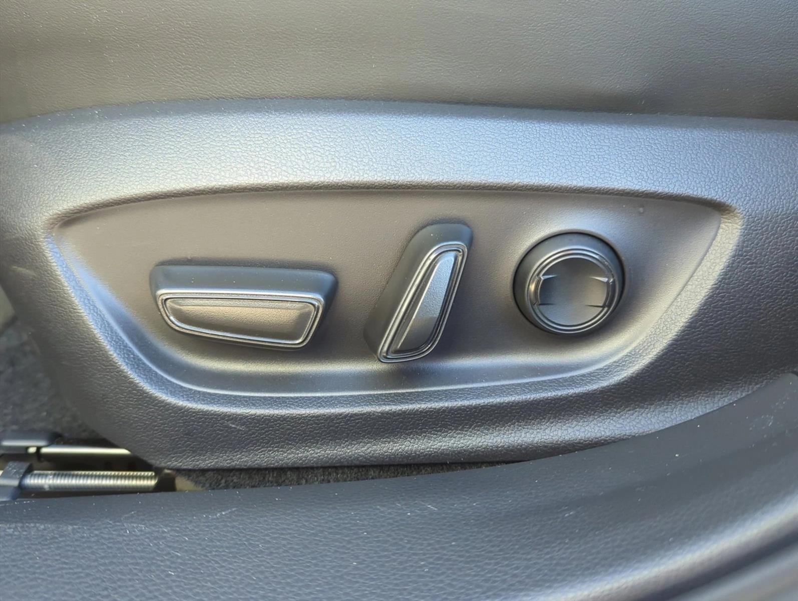 2025 Toyota Prius XLE (Natl)