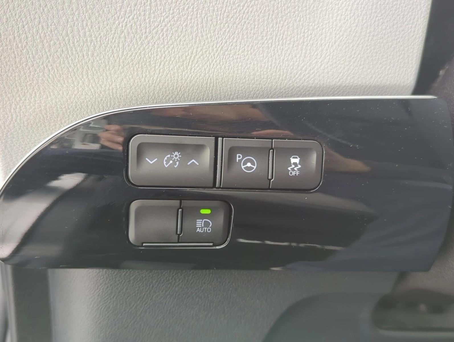 2021 Toyota Prius XLE (Natl)