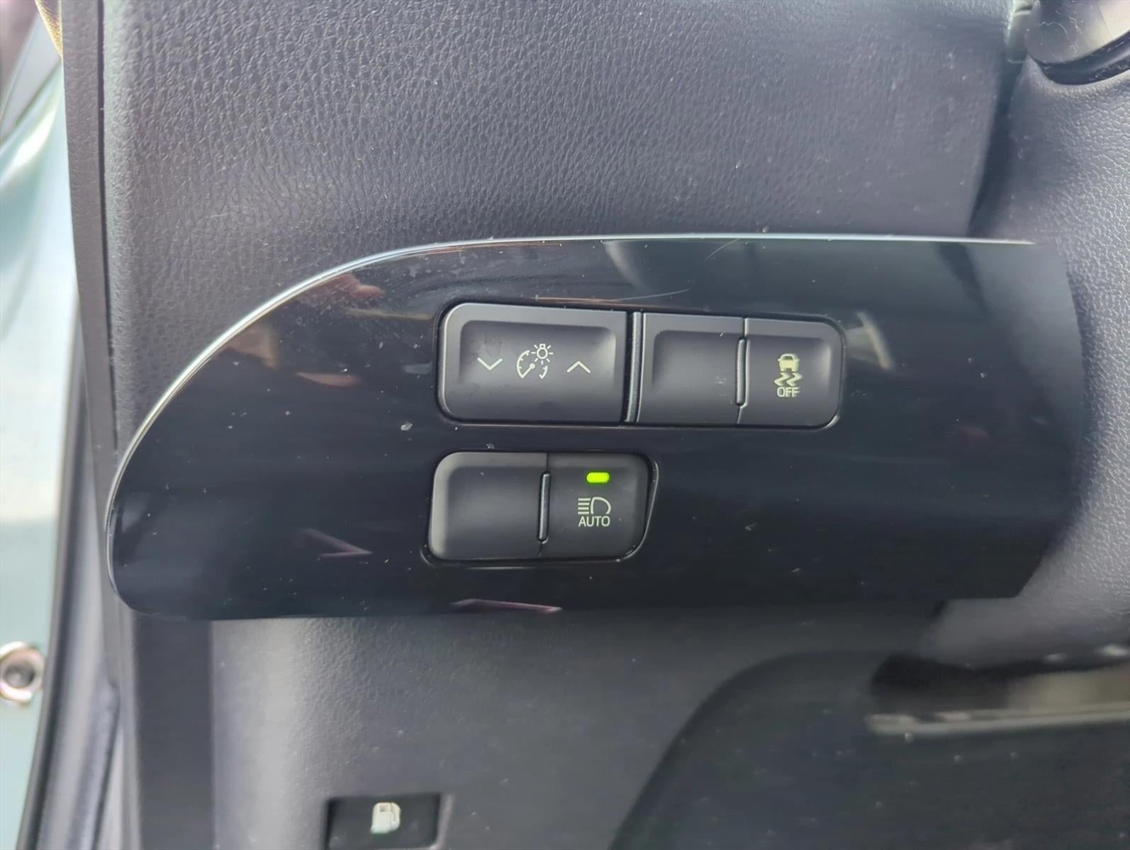 2017 Toyota Prius Three Touring (Natl)