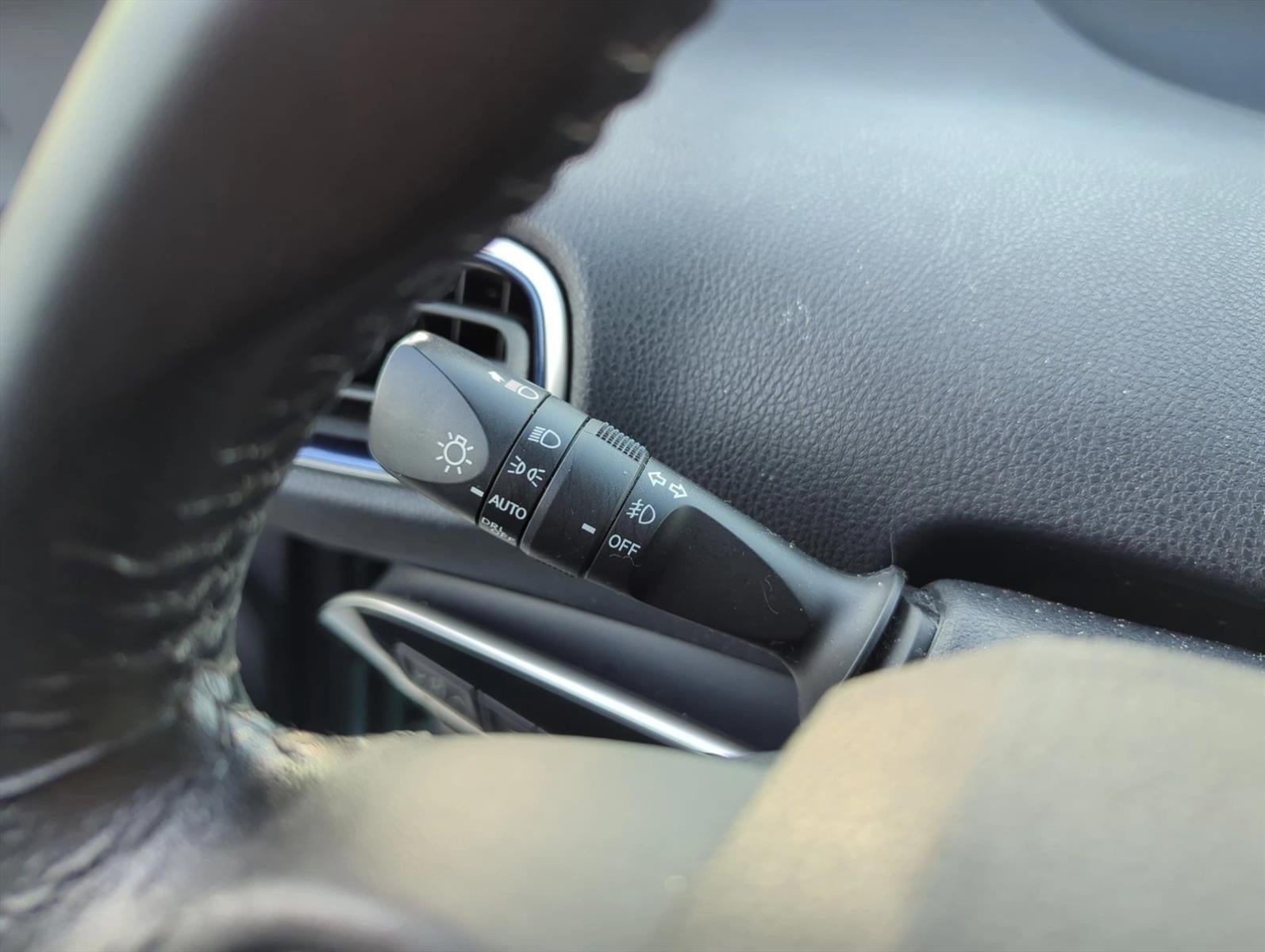 2017 Toyota Prius Three Touring (Natl)