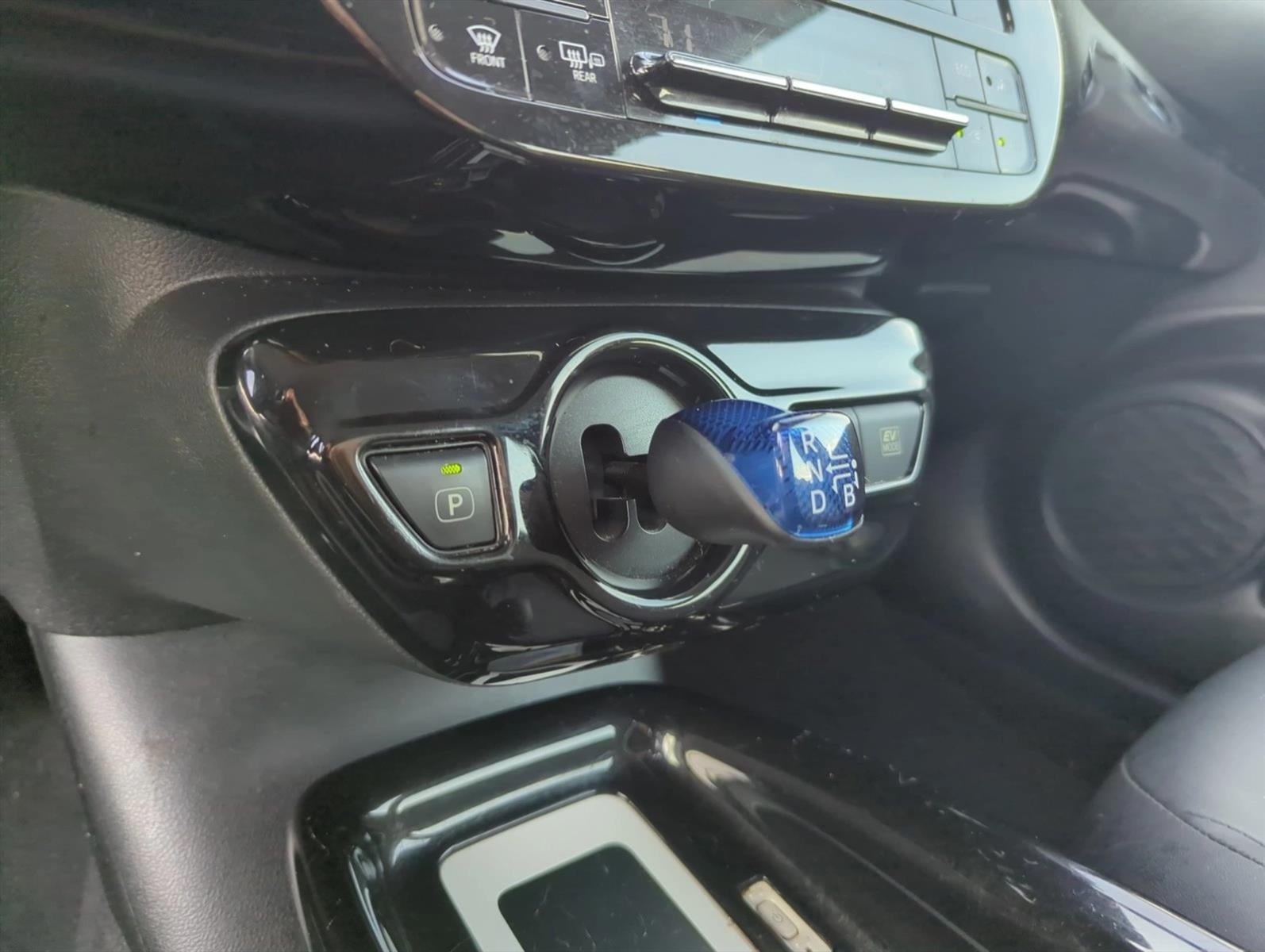 2017 Toyota Prius Three Touring (Natl)
