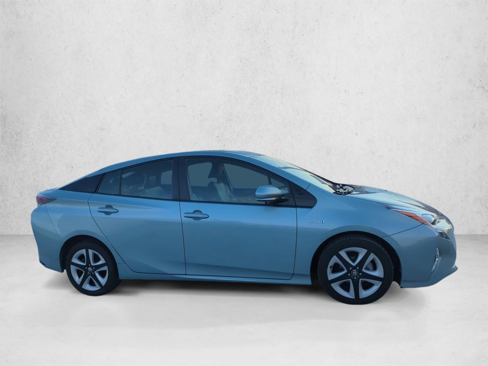 2017 Toyota Prius Three Touring (Natl)