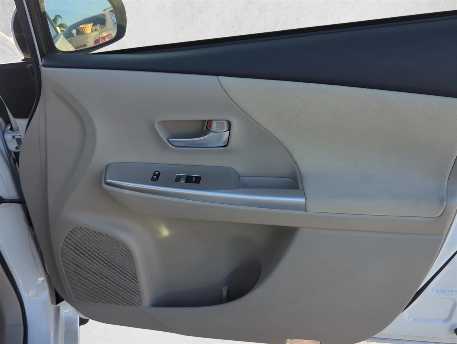 2014 Toyota Prius v 5dr Wgn Three (Natl)