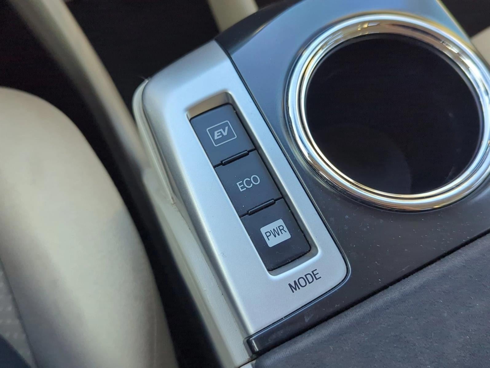 2014 Toyota Prius v 5dr Wgn Three (Natl)