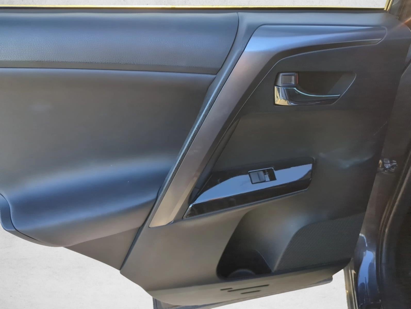 2017 Toyota RAV4 SE FWD (Natl)