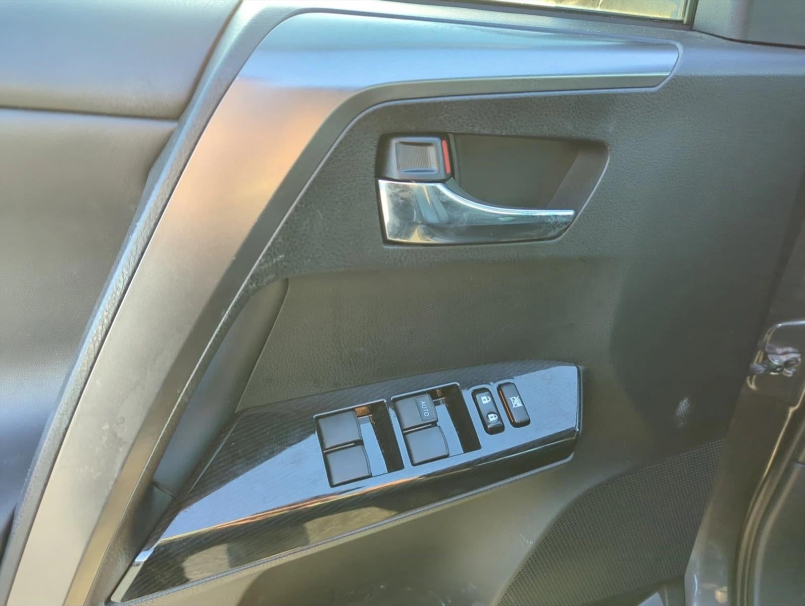 2017 Toyota RAV4 SE FWD (Natl)