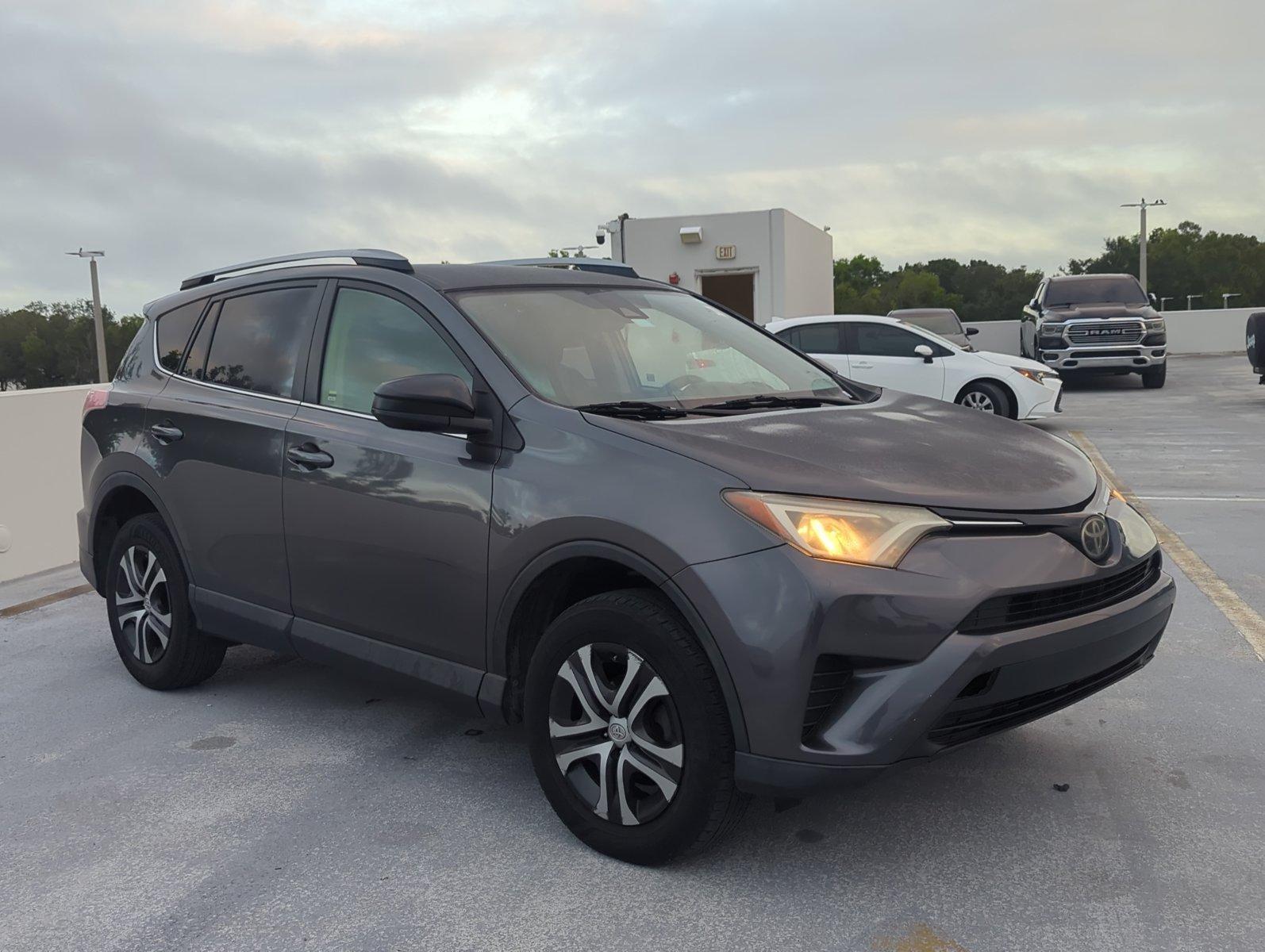 2017 Toyota RAV4 LE FWD (GS)