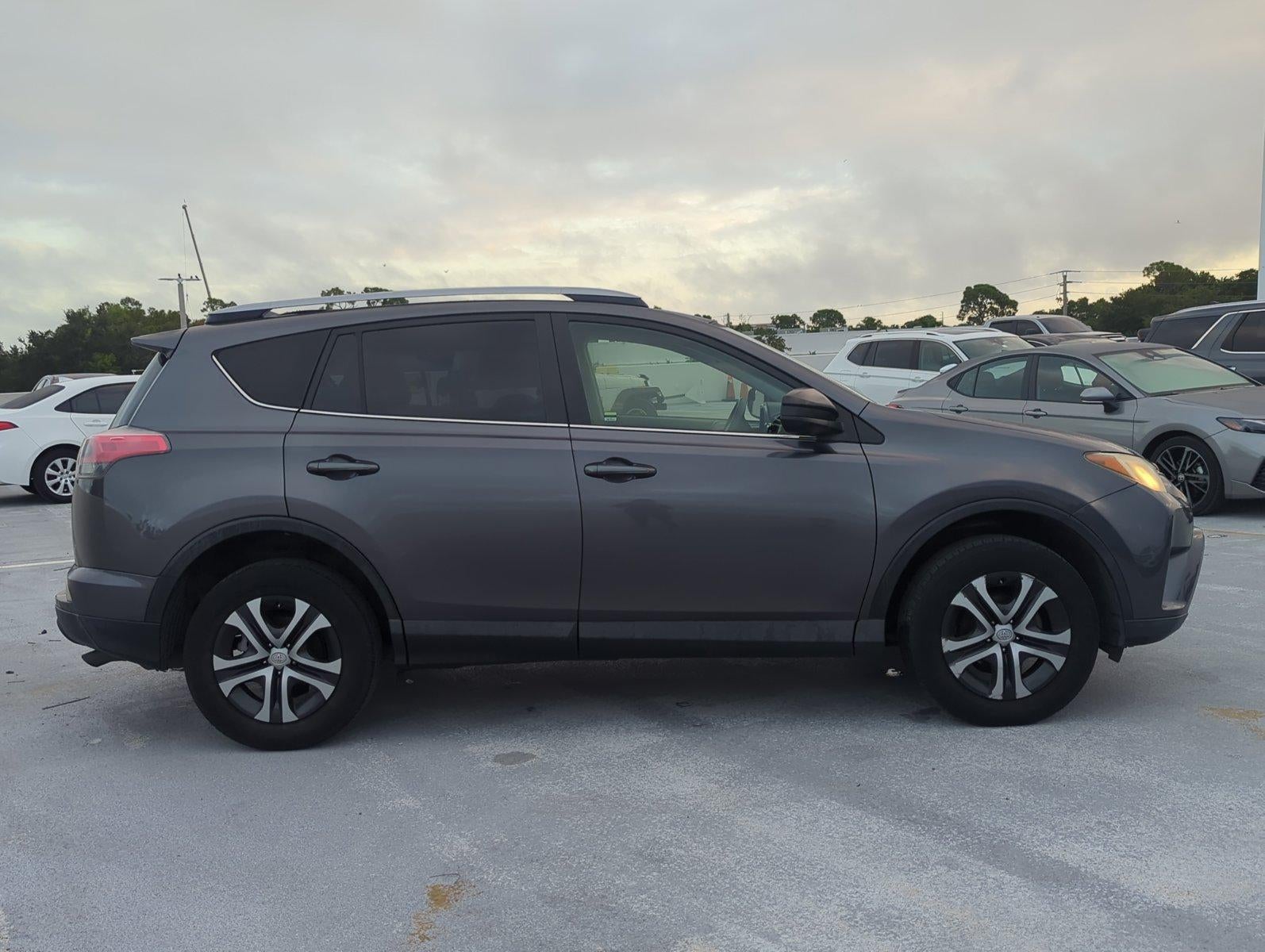 2017 Toyota RAV4 LE FWD (GS)