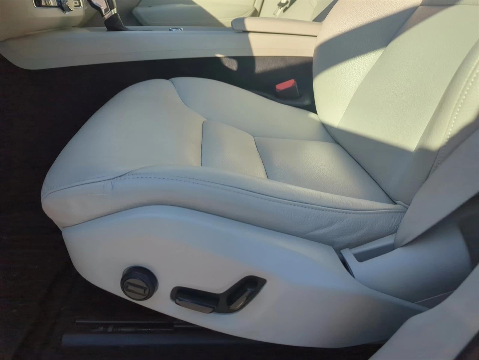 2020 Volvo XC60 T6 AWD Momentum