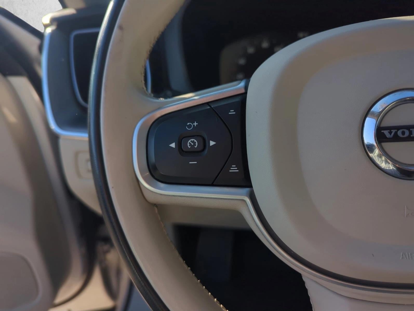 2020 Volvo XC60 T6 AWD Momentum