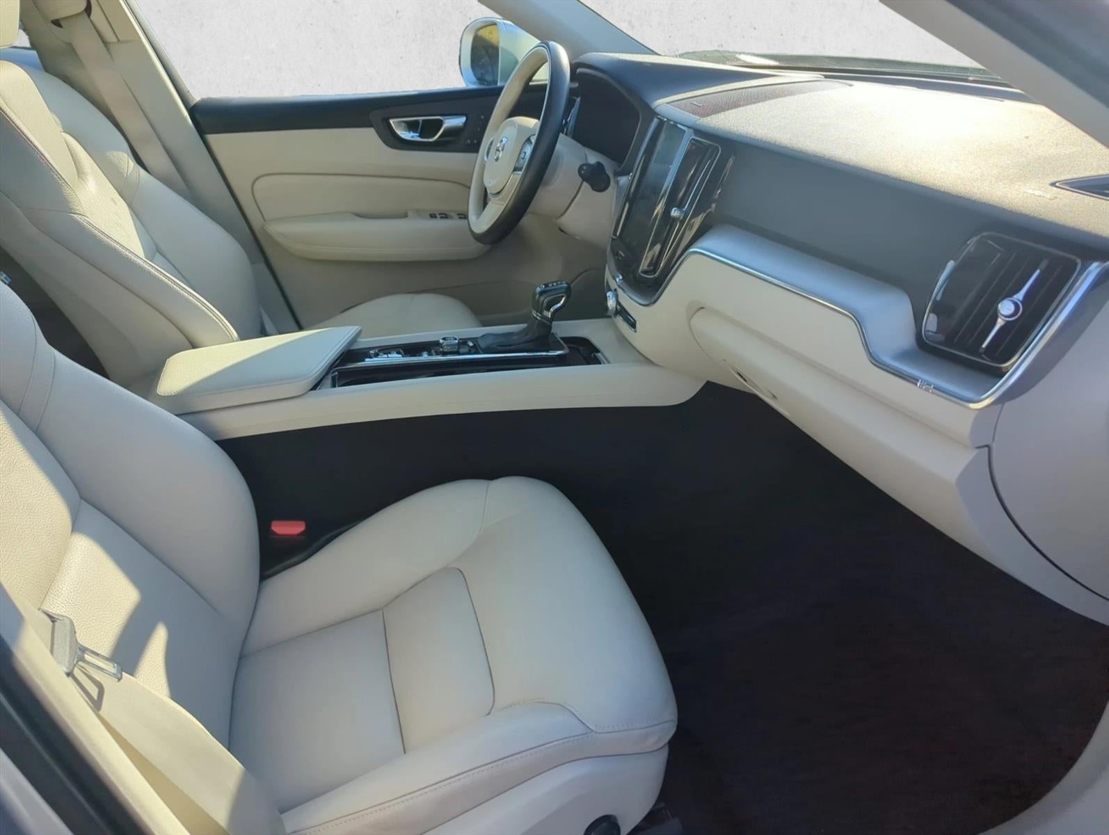 2020 Volvo XC60 T6 AWD Momentum