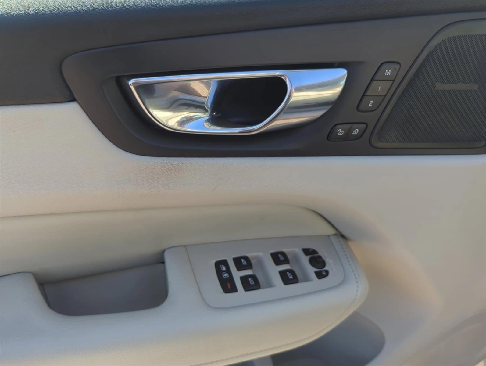 2020 Volvo XC60 T6 AWD Momentum