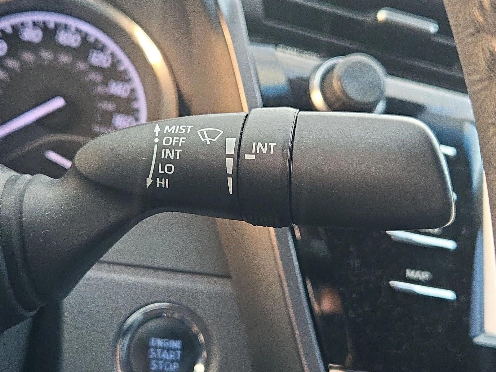 2020 Toyota Camry SE Auto (SE)