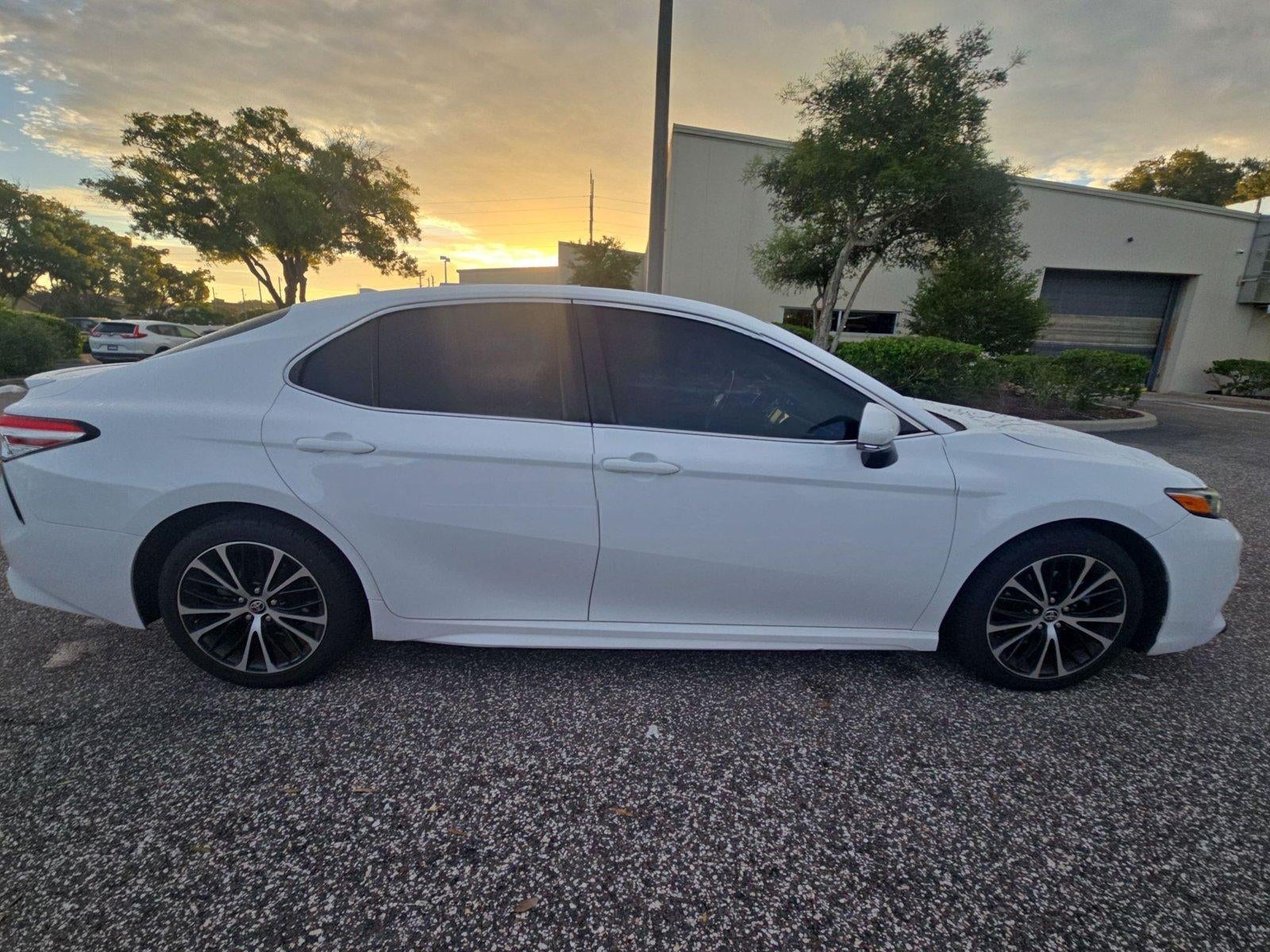 2020 Toyota Camry SE Auto (SE)